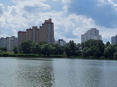 Искусственное озеро Лебединое в Дарницком районе Киева — место для отдыха, рыбалки, прогулок, с уникальной природой, фитнес-парком и скейт-зоной.