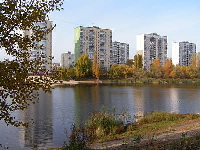 Озеро Белое в Оболонском районе Киева — природная достопримечательность с чистой водой, пляжем, рыбалкой и интересной историей прямо в центре города.