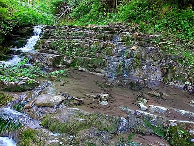 Водопад Черетов в Карпатах – каскад высотой 1,5 м в селе Черетов. Легкодоступный, живописный, рядом интересные маршруты и памятники истории.