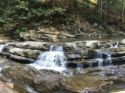 Гуркало Илемское — водопад в Карпатах возле села Илемня. Высота 3,5–4 м. Хорошее место для фото, прогулок и отдыха среди природы Горган.