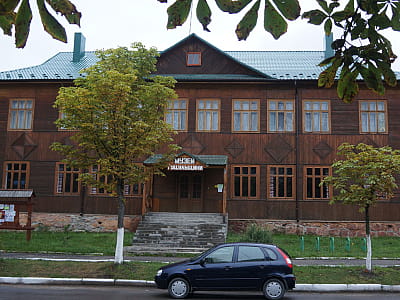 Музей Гуцульщины в Верховине — культурная сокровищница Карпат с уникальными экспонатами, рассказывающими о быте, традициях и искусстве гуцулов.