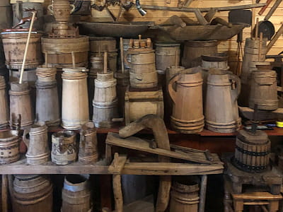 Музей гуцульского боднарства и одежды в Верховине – аутентичная коллекция ремесел и народной одежды, где оживают традиции Карпат.