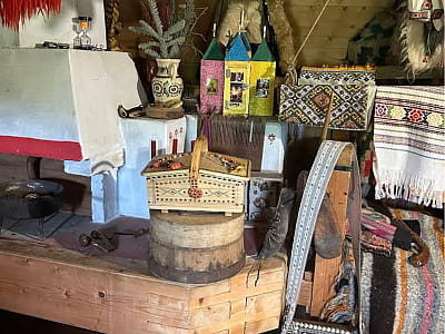 Музей гуцульского быта в Краснике — аутентичная хата XVIII века, уникальные экспонаты и мастер-классы, которые погружают в традиции Гуцульщины.