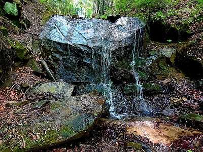 Водопад Хитар в селе Волова на Верховинщине — живописный трехметровый каскад среди карпатских лесов, идеальное место для отдыха и фото.