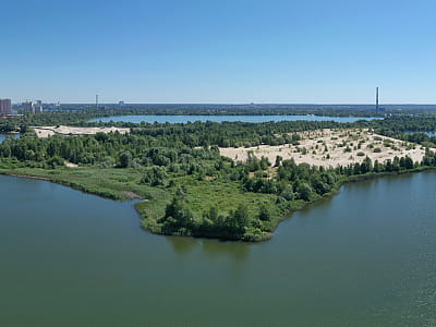 Озеро Небреж в Киеве — глубокое и чистое озеро на Осокорках. Идеальное место для рыбалки, пляжного досуга и активного отдыха.