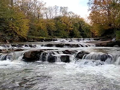 Поляницкий водопад в Карпатах возле Бубнища. Каскады реки Сукиль, место для отдыха, фото и купания. Рядом — легендарные Скалы Довбуша.