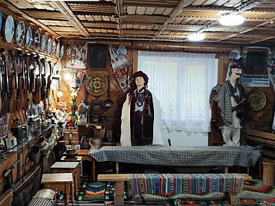 Музей Романа Кумлика в Верховине — гуцульский быт, уникальные музыкальные инструменты и живое исполнение народных мелодий в теплой семейной атмосфере.