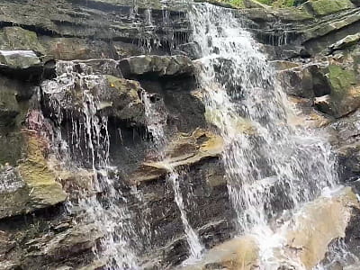 Водопад Сикавка Верхняя в Карпатах – уютный уголок возле Сокольских скал. Легкодоступная локация для прогулок, фото и отдыха на природе.