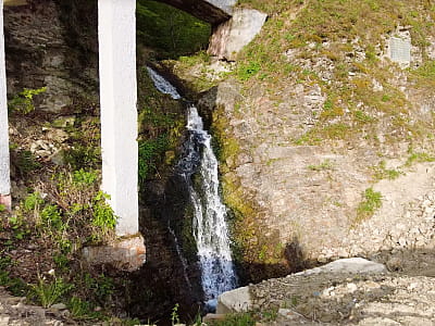 Водопад Сикавка у Сокольских скал – легкодоступный водопад в Косовском районе. Прекрасное место для фото, прогулок и отдыха в Карпатах.