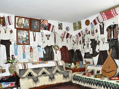 Музей вышиванки в Верховине – аутентичная усадьба с уникальными экспонатами, вышиванками и обрядами, которые представляет хозяйка Галинка Верховинка.