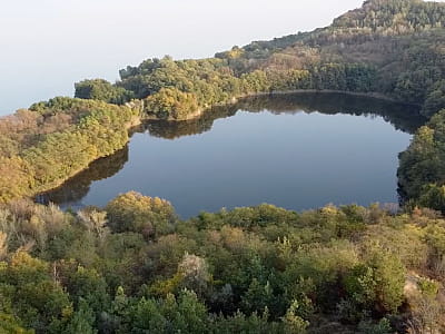 Озеро Бучак в Черкасской области – живописный водоем с чистой родниковой водой, легендами и невероятными пейзажами. Идеальное место для отдыха.