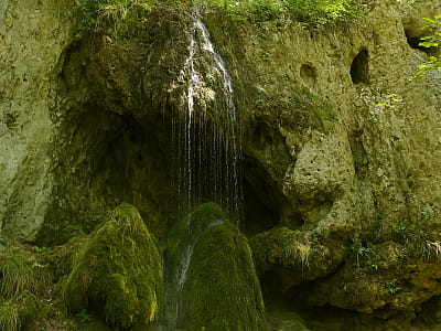 Водопад Гроты возле Ныркова – живописный травертиновый каскад с пещерами и легендами, всего в 3 км от Джуринского водопада.