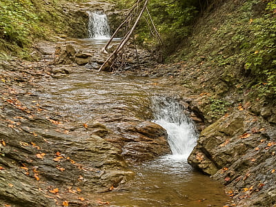Кубеевский Гук – малоизвестный водопад в селе Великий Рожин, высотой около 2 м. Дикая природа, живописный лес и настоящая тишина Карпат.