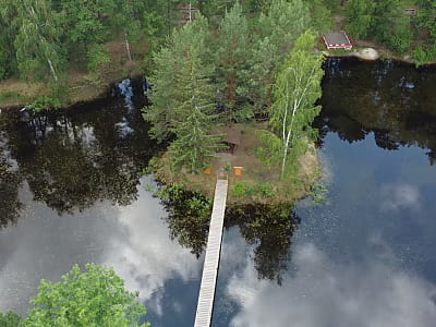 Озеро Кит возле Житомира — уникальный водоем в форме кита с островом и мостиком. Идеальное место для рыбалки, фотосессий и отдыха на природе.