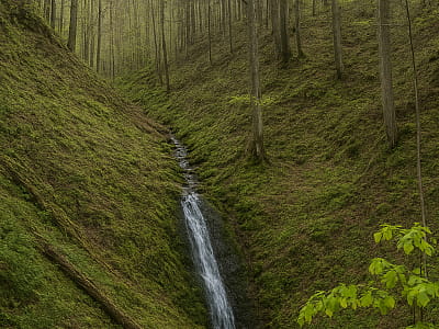 Марковский Верхний водопад высотой 3 м на горе Варатик возле села Марковка – уютное место среди карпатских лесов для отдыха и прогулок.