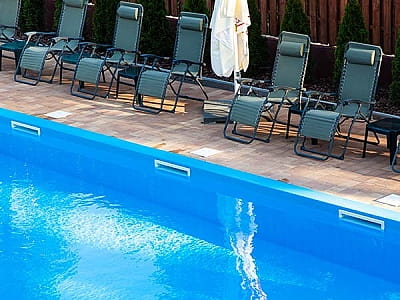 летний бассейн в загородном комплексе BARICLUB в селе Дерновка под Киевом