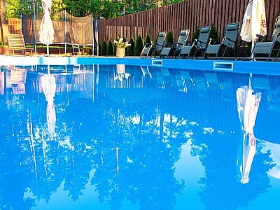 летний бассейн в загородном комплексе BARICLUB в селе Дерновка под Киевом