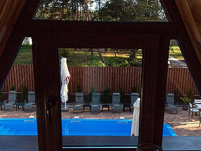 летний бассейн в загородном комплексе BARICLUB в селе Дерновка под Киевом