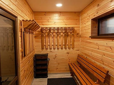 зона отдыха возле бани в загородном комплексе BARICLUB в селе Дерновка под Киевом