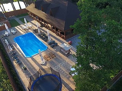 летний бассейн в загородном комплексе BARICLUB в селе Дерновка под Киевом