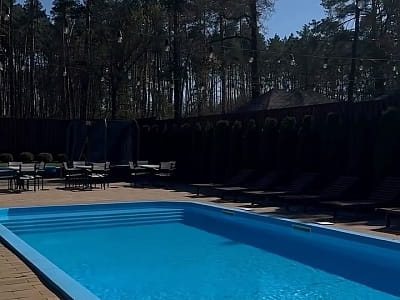 летний бассейн в загородном комплексе BARICLUB в селе Дерновка под Киевом