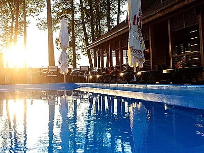 BARICLUB — комплекс отдыха под Киевом с бассейном, сауной и карпатским чаном в сосновом лесу. Комфорт, природа и релакс для всей семьи.