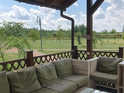 Парк-отель «Чудодеево» — отдых среди соснового леса у озера. Бассейн, баня, чан, ресторан, рыбалка, апитерапия и коттеджи для всей семьи.