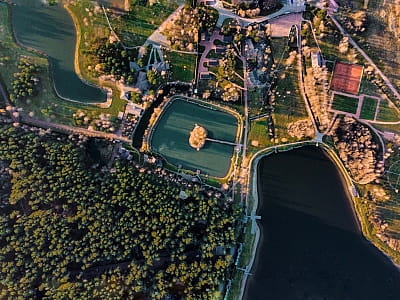 Парк-отель «Чудодеево» — отдых среди соснового леса у озера. Бассейн, баня, чан, ресторан, рыбалка, апитерапия и коттеджи для всей семьи.