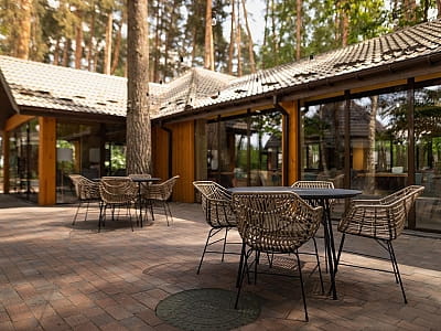 Парк-отель «Чудодеево» — отдых среди соснового леса у озера. Бассейн, баня, чан, ресторан, рыбалка, апитерапия и коттеджи для всей семьи.