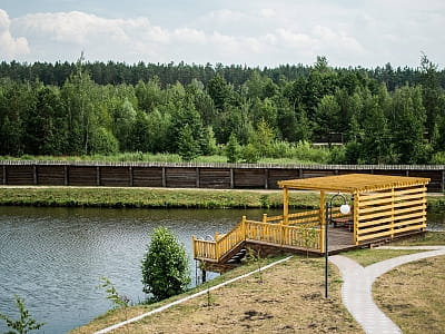 озеро с причалами в загородном комплексе «Чудодеево» в селе Вышполь Житомирской области