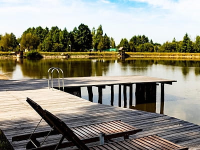 озеро с причалами в загородном комплексе «Чудодеево» в селе Вышполь Житомирской области