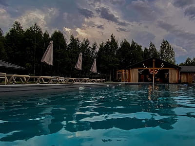 летний бассейн в загородном комплексе «Чудодеево» в селе Вышполь Житомирской области