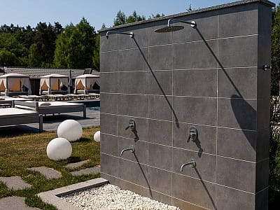 Душевая зона бассейнов в загородном комплексе «Чудодиево» в селе Вышполь Житомирской области