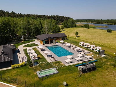 летний бассейн в загородном комплексе «Чудодеево» в селе Вышполь Житомирской области