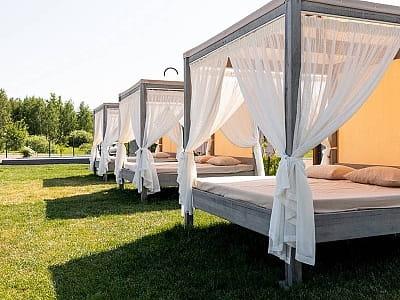 бунгало у летнего бассейна в загородном комплексе «Чудодиево» в селе Вышполь Житомирской области