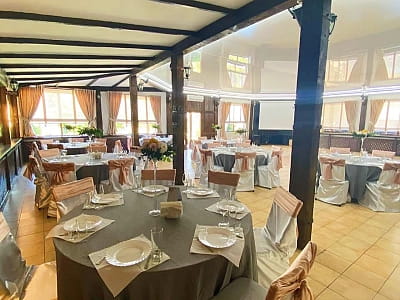 банкетный зал ресторана в загородном комплексе Complex VLADA Resort в Черкассах