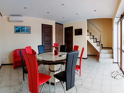 DERGACHOV – загородный конный клуб европейского уровня с отелем, эко-рестораном, бассейном, рыбалкой, баней, теннисом и конными прогулками.