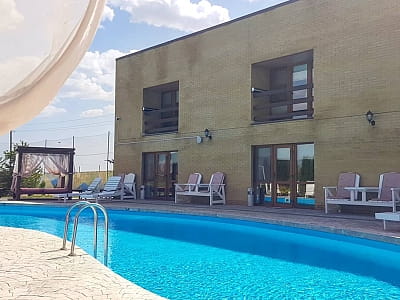 Открытый бассейн в загородном комплексе DERGACHOV в селе Веремье Киевской области