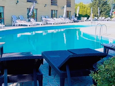 Открытый бассейн в загородном комплексе DERGACHOV в селе Веремье Киевской области