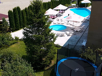 Открытый бассейн в загородном комплексе DERGACHOV в селе Веремье Киевской области