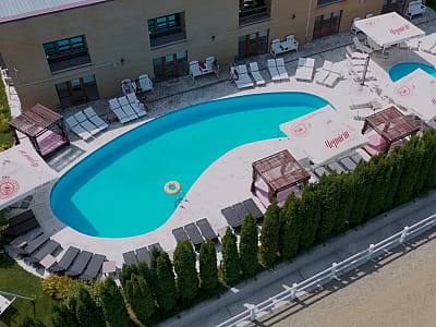 DERGACHOV – загородный конный клуб европейского уровня с отелем, эко-рестораном, бассейном, рыбалкой, баней, теннисом и конными прогулками.