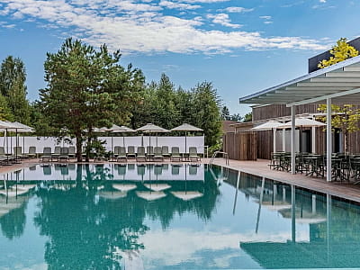  В загородном комплексе DOGODA, расположенном среди сосновых и березовых лесов возле села Дзвонково, оборудован открытый бассейн с подогревом и гидромассажной зоной. 