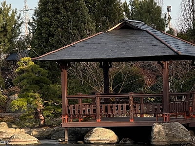 беседка на берегу озера в Eva Park в селе Вита-Почтовая под Киевом