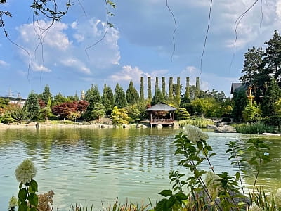 беседка на берегу озера в Eva Park в селе Вита-Почтовая под Киевом