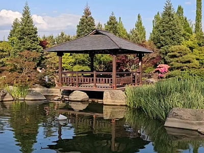 беседка на берегу озера в Eva Park в селе Вита-Почтовая под Киевом