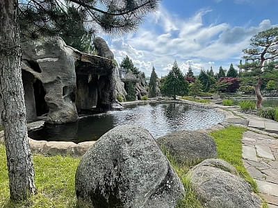 Eva Park в Вита-Почтовой – живописный ландшафтный парк с японским садом, водопадами, озером и фотолокациями. Отдых, фотосессии, ивенты, гармония.