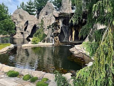 Eva Park в Вита-Почтовой – живописный ландшафтный парк с японским садом, водопадами, озером и фотолокациями. Отдых, фотосессии, ивенты, гармония.