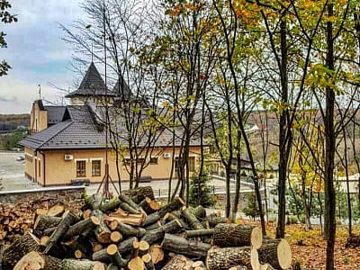 Forest Club Sherwood — гостинично-ресторанный комплекс недалеко от Умани с рестораном, сауной, спа, теннисом и семейным отдыхом на природе.