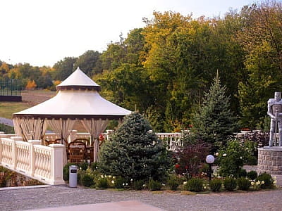 Forest Club Sherwood — гостинично-ресторанный комплекс недалеко от Умани с рестораном, сауной, спа, теннисом и семейным отдыхом на природе.