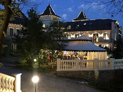 Forest Club Sherwood — гостинично-ресторанный комплекс недалеко от Умани с рестораном, сауной, спа, теннисом и семейным отдыхом на природе.